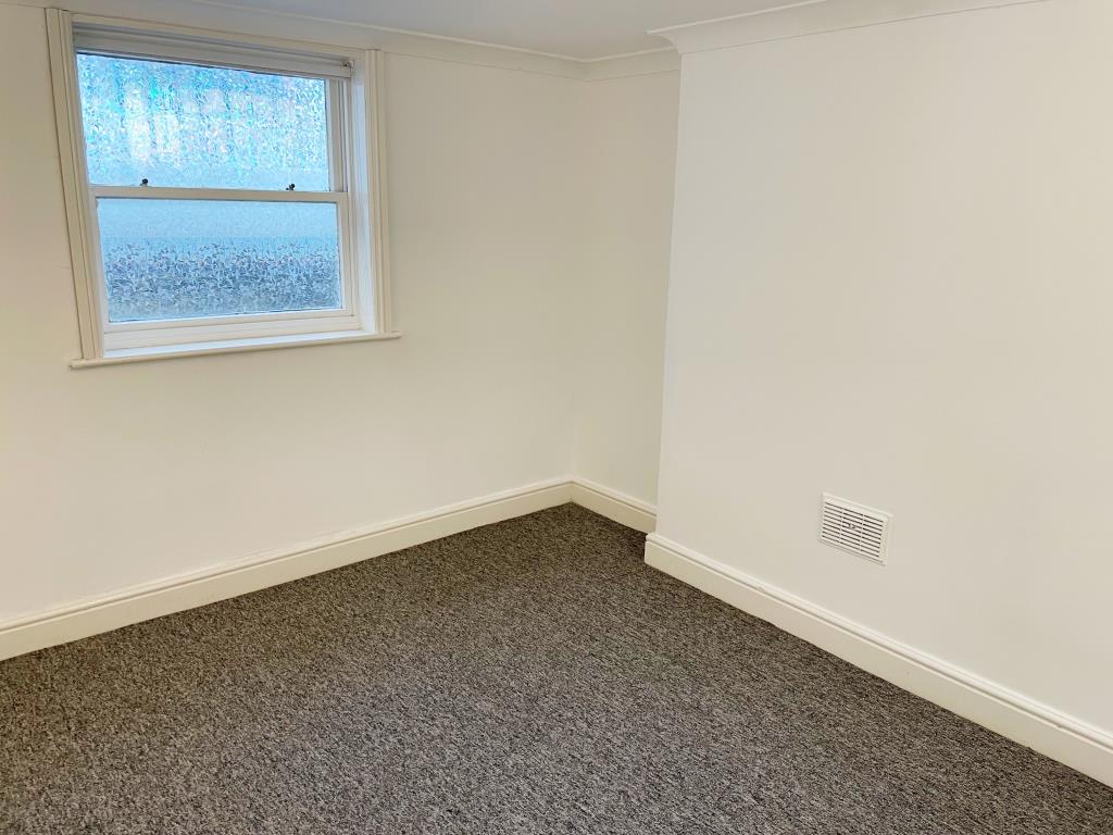 Lot: 100 - FREEHOLD HOUSE IN MULTIPLE OCCUPATION PLUS VACANT BASEMENT FLAT - LGF Flat Bedroom